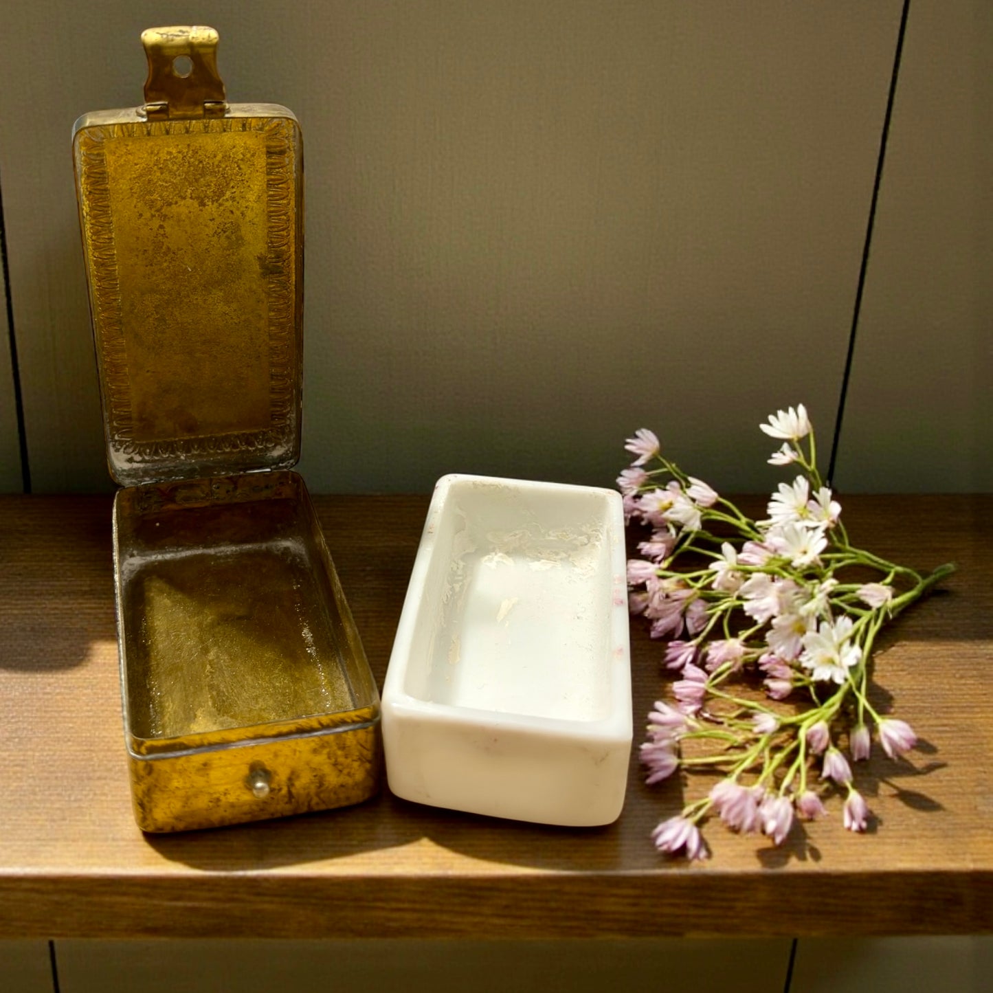 Scatola da barba primo ‘900, ottone e vaschetta in ceramica per crema da rasatura