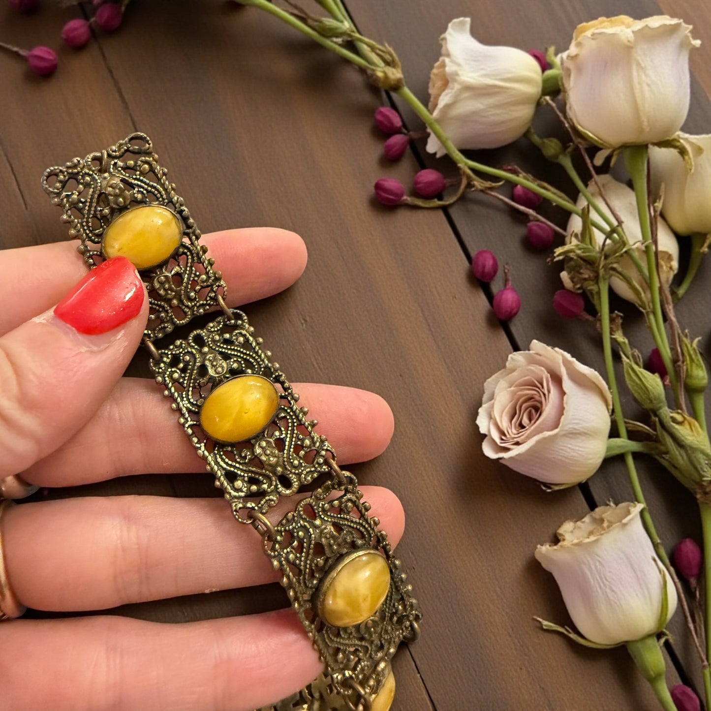 Bracciale a pizzo traforato boho chic con cabochon miele, ca metà ‘900