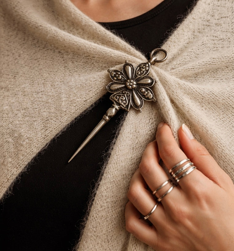 Grande fibula berbera in argento basso, punzonata a tergo, gioiello primo ‘900