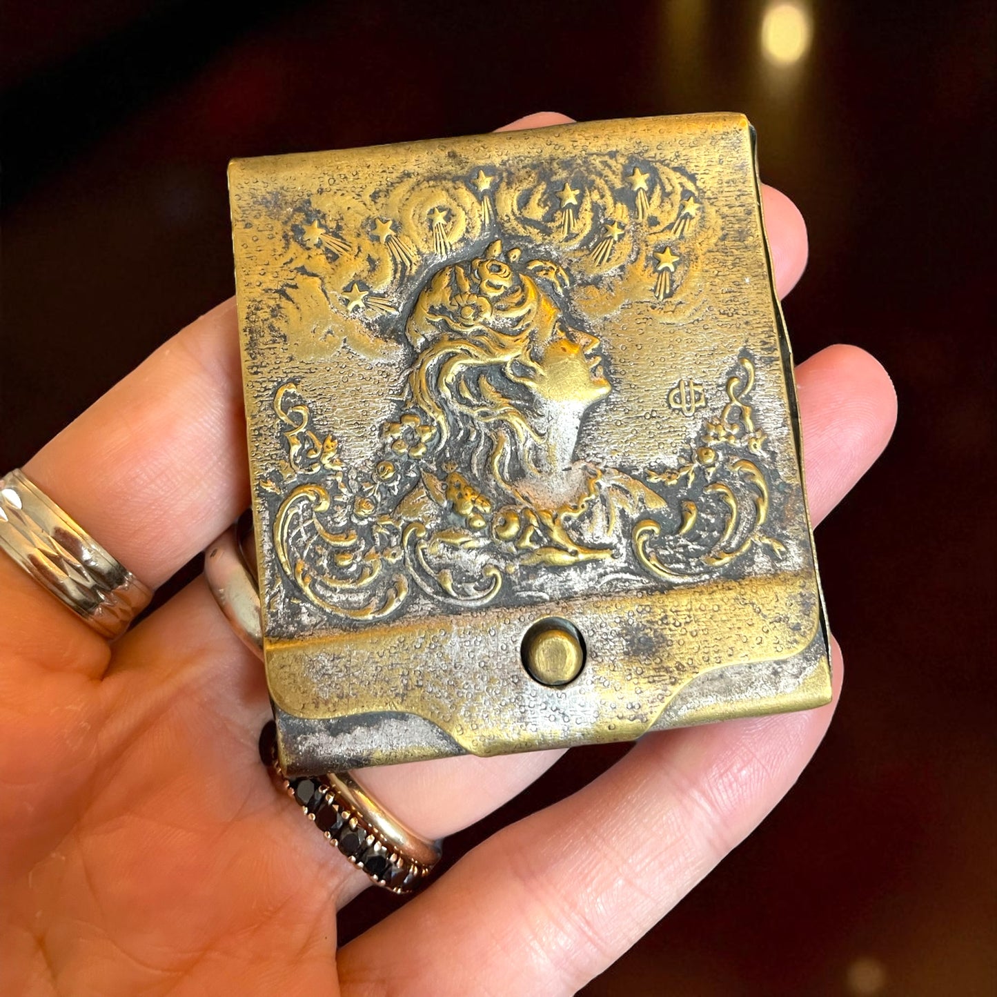 Vesta case art Nouveau con profilo di donna tra fiori e stelle cadenti