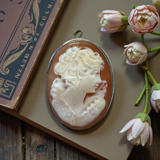 Cammeo su conchiglia in cornice d’argento, doppia funzione spilla & pendente, ca anni ‘50