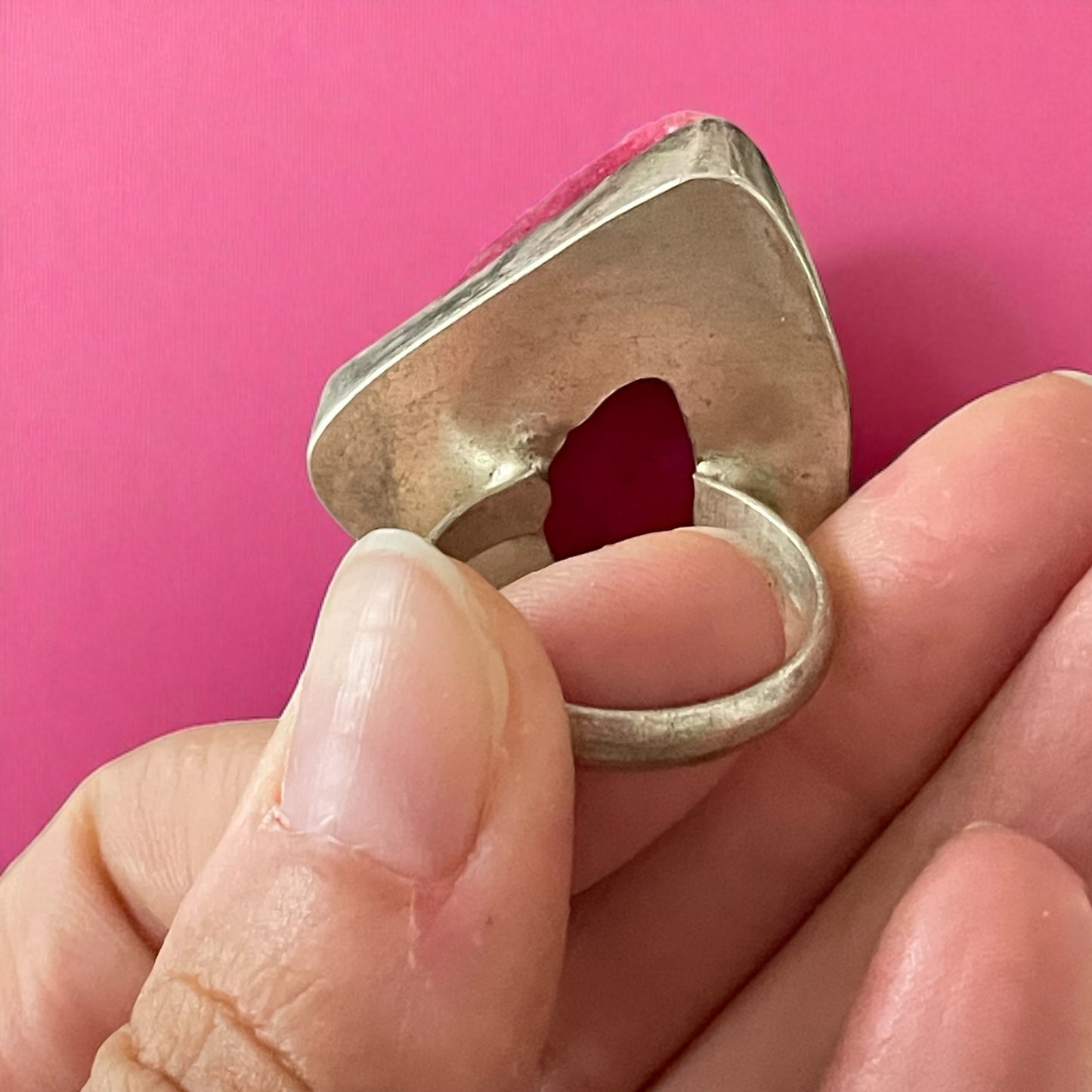 Grande anello placcato argento, creazione artigianale con drusa rosa