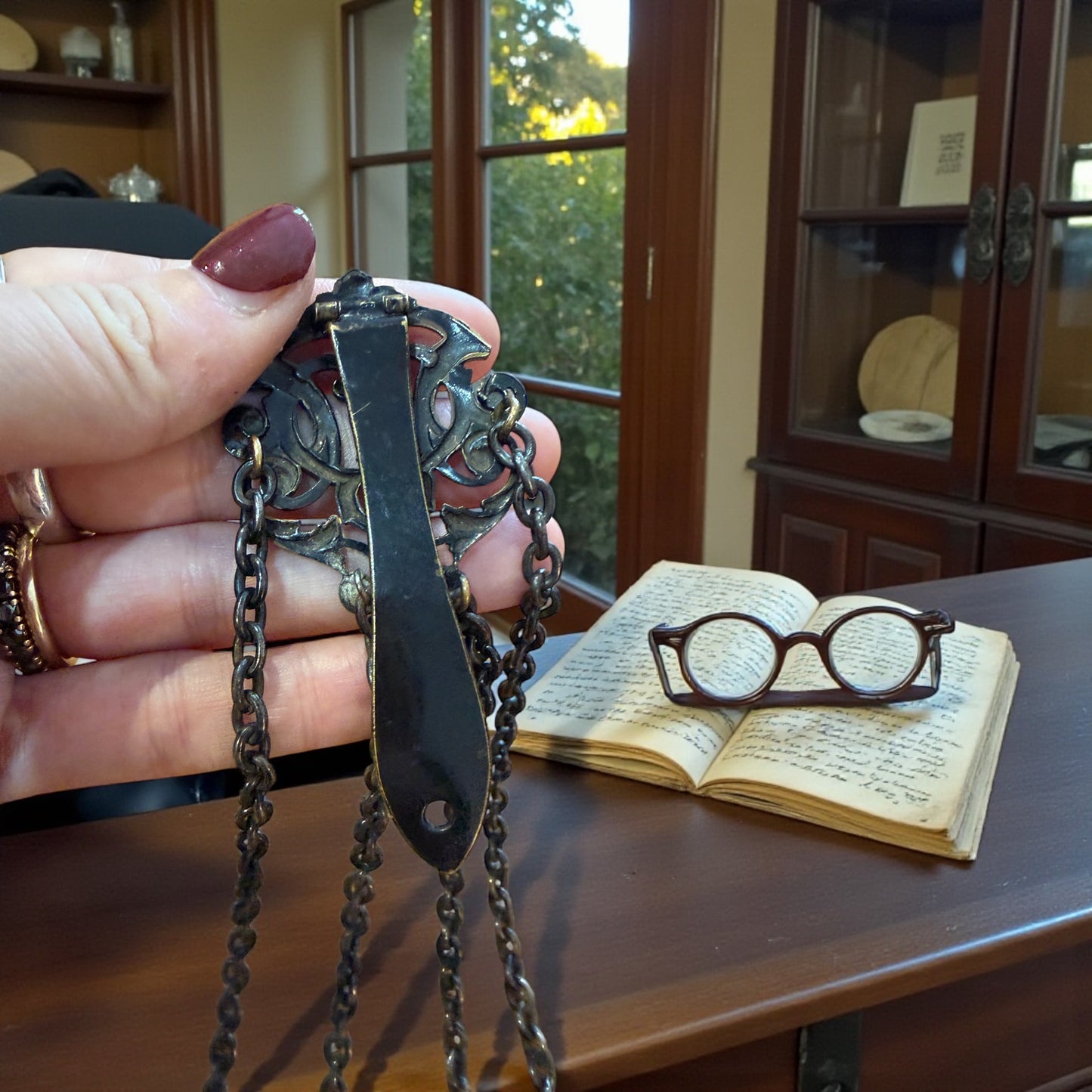 Chatelaine da cintura con portamatite, smaltata nera, fine ‘800 / primo ‘900 a 4 catene