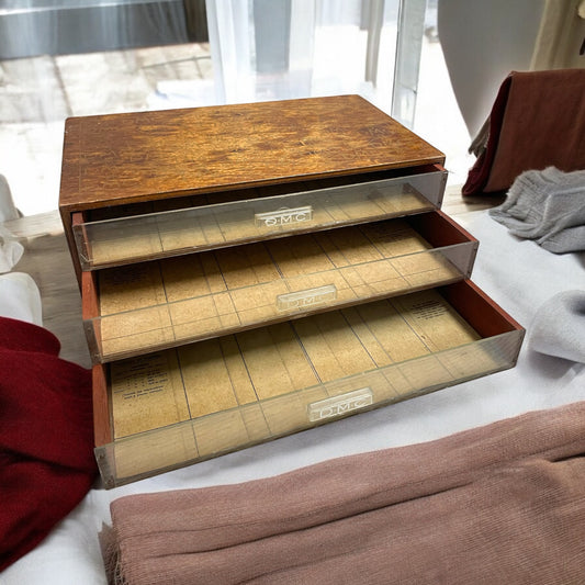 Cassettiera da merceria DMC, legno con loghi dorati, 3 cassetti, anni ‘50