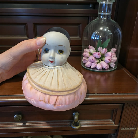 Antico punta spilli primo ‘900 a guisa di Pierrot in porcellana opaca con cuscino in raso rosa