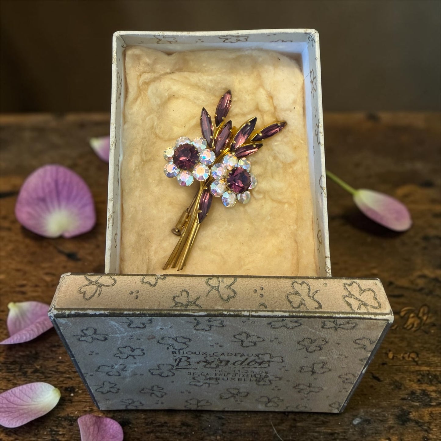 Spilla a bouquet floreale belga con Aurora Borealis in confezione originale d’epoca