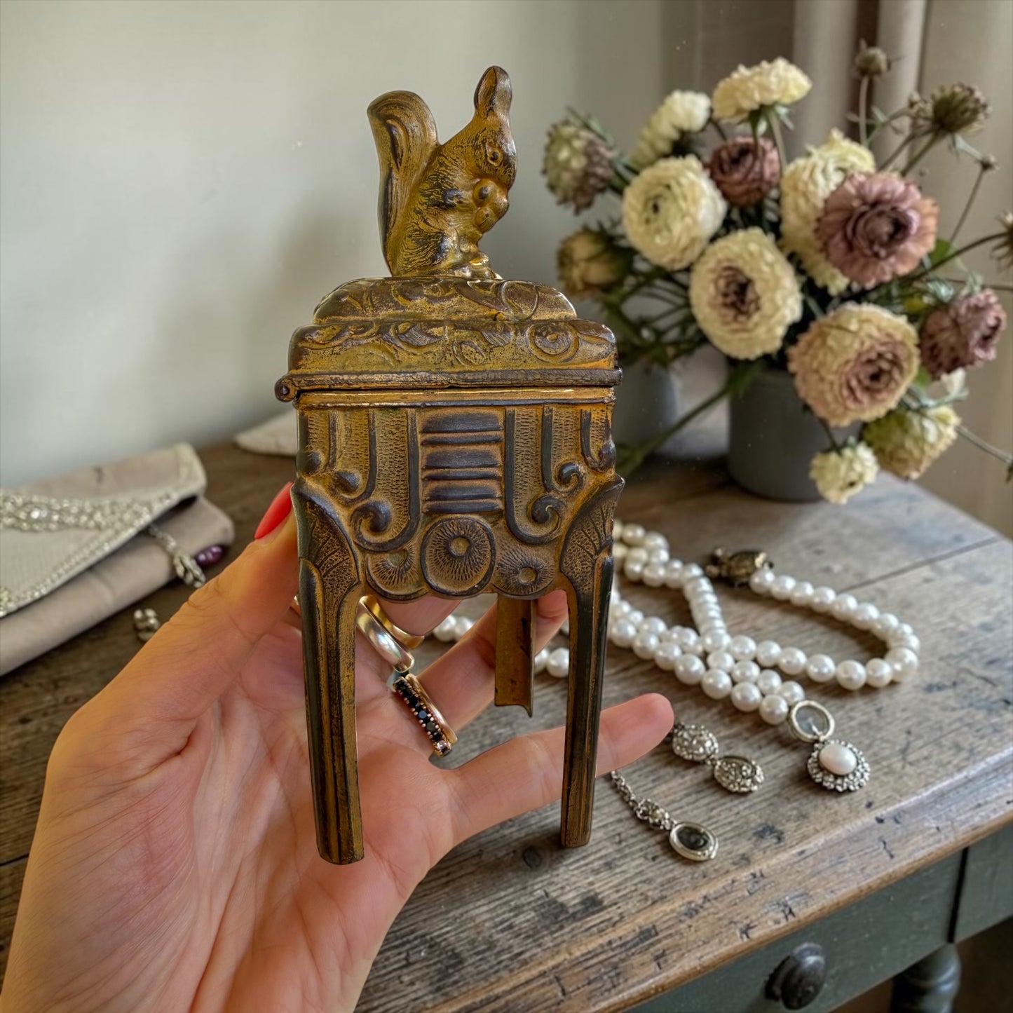 Scrigno art déco porta gioie con scoiattolo ed interno capitonné