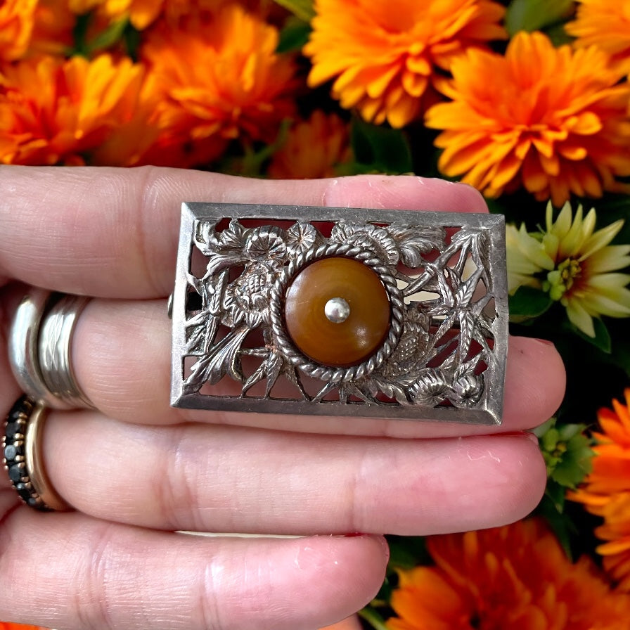 Spilla in argento punzonato con cabochon in resina, art déco anni ‘40, firmata Flam