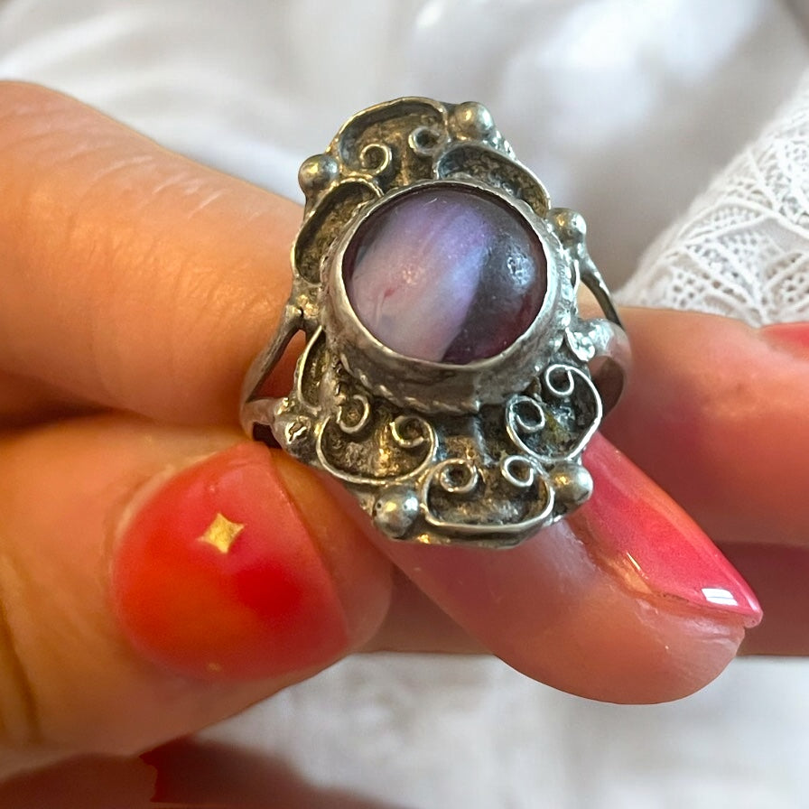 Anello anni ‘50 argento 800 con cabochon in resina e inclusione petalo