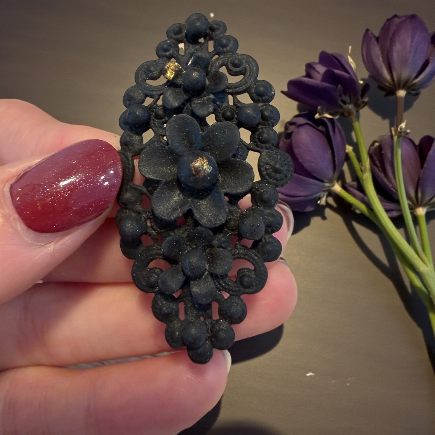 Spilla vittoriana da lutto in princisbecco smaltato opaco, circa 1880