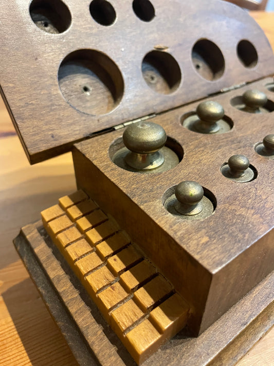 Set di pesi anni ‘40 in pesiera a pianoforte a coda