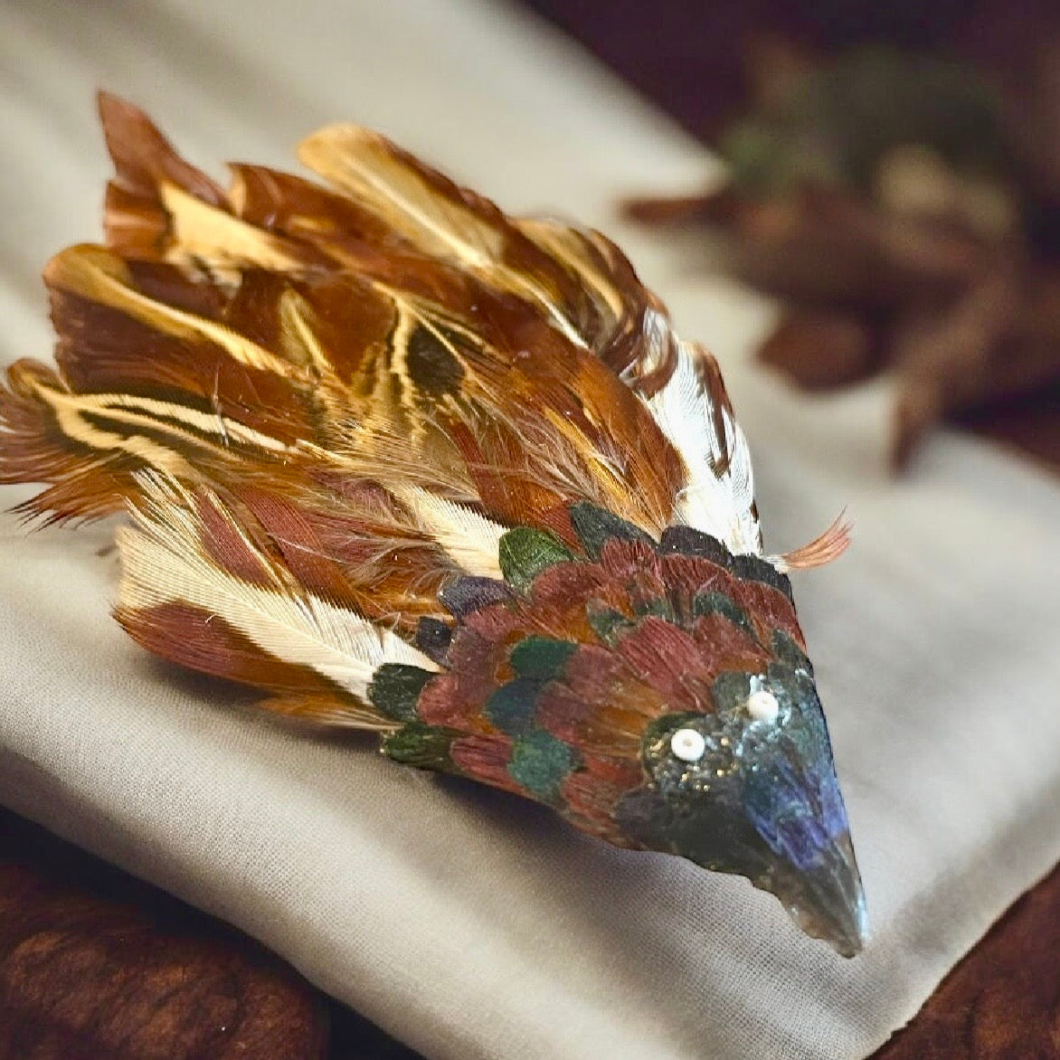 Spilla gioiello a guisa di uccellino con vere piume, anni ‘40-‘50