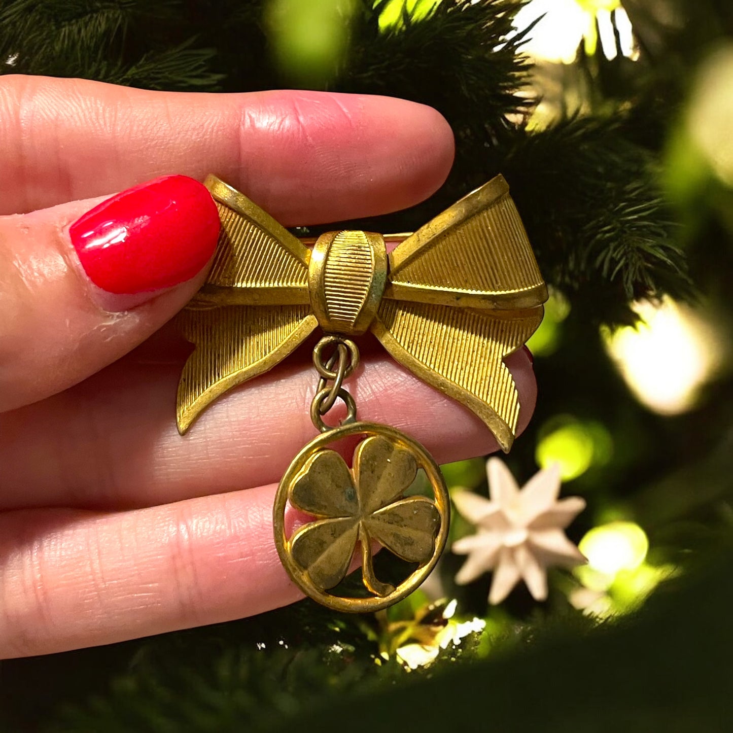 Deliziosa spilla anni ‘40 porta fortuna con quadrifoglio dorato