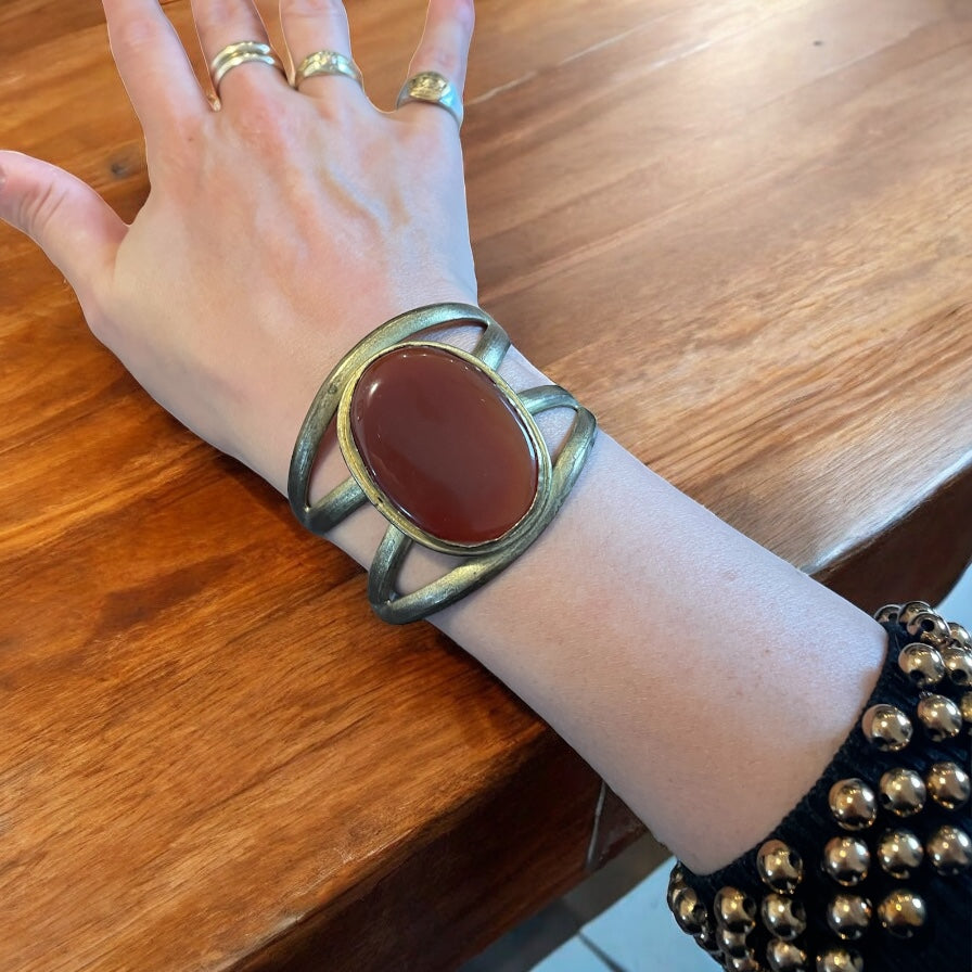 Bracciale con grande cabochon di corniola, boho, anni ‘60