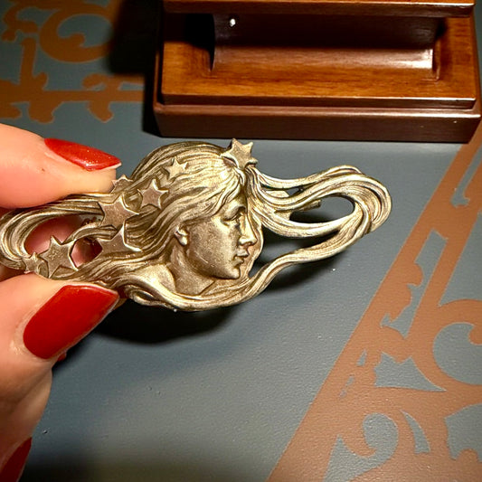 Spilla Liberty revival anni ‘60 con profilo di donna e stelle