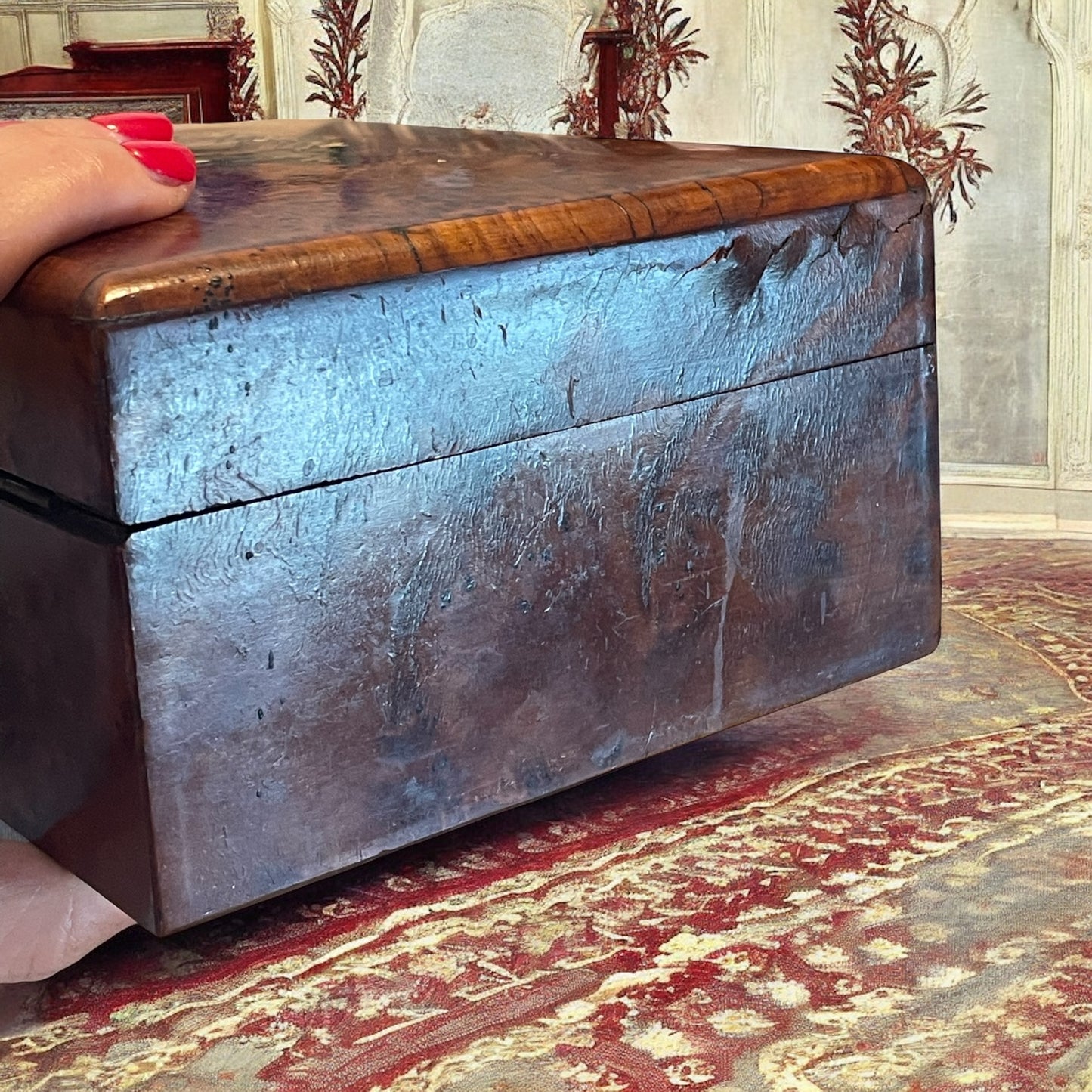 Cofanetto in radica decorata, fine ‘800, con fondo segreto