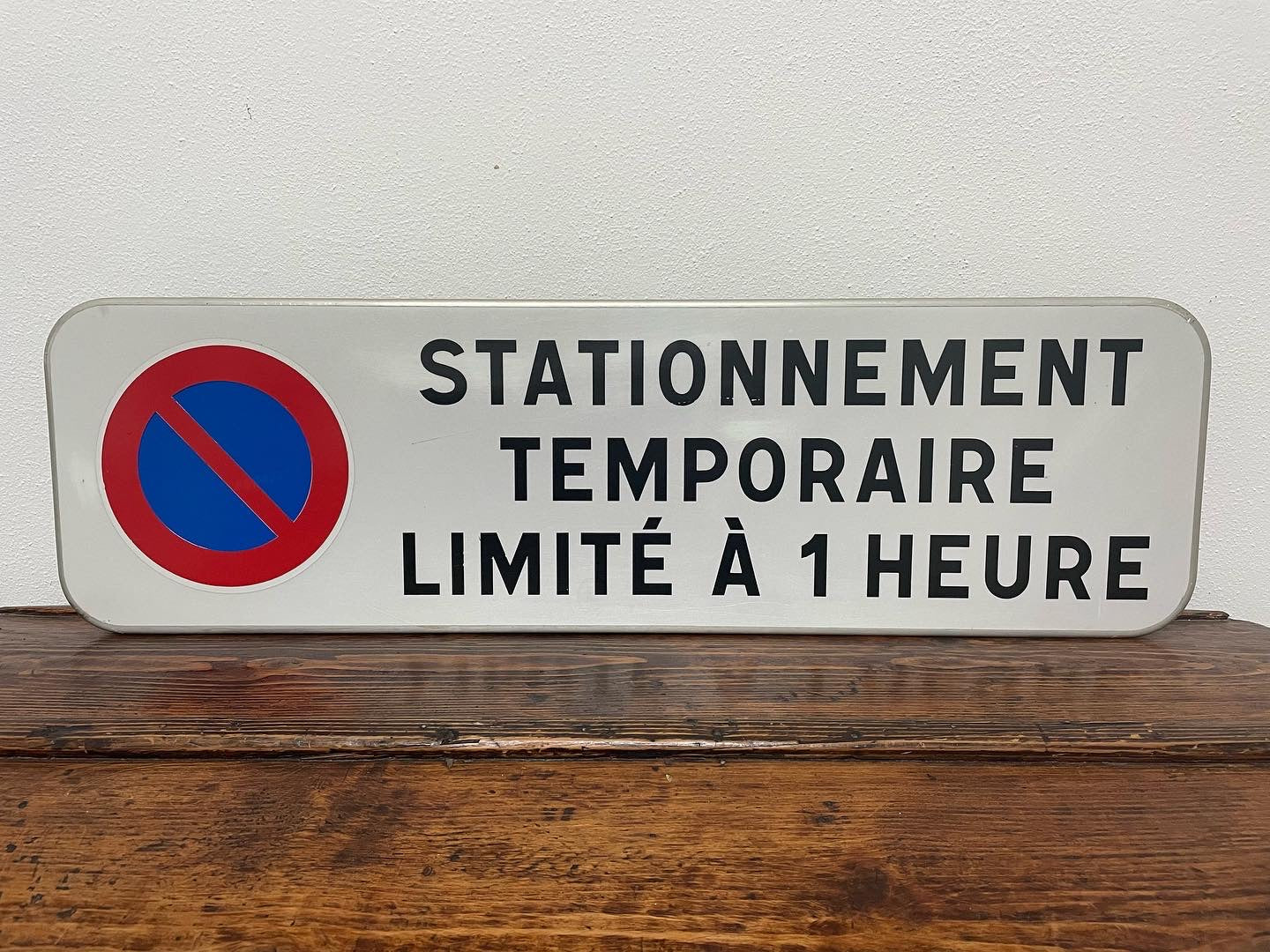 Road sign 1 hour stop