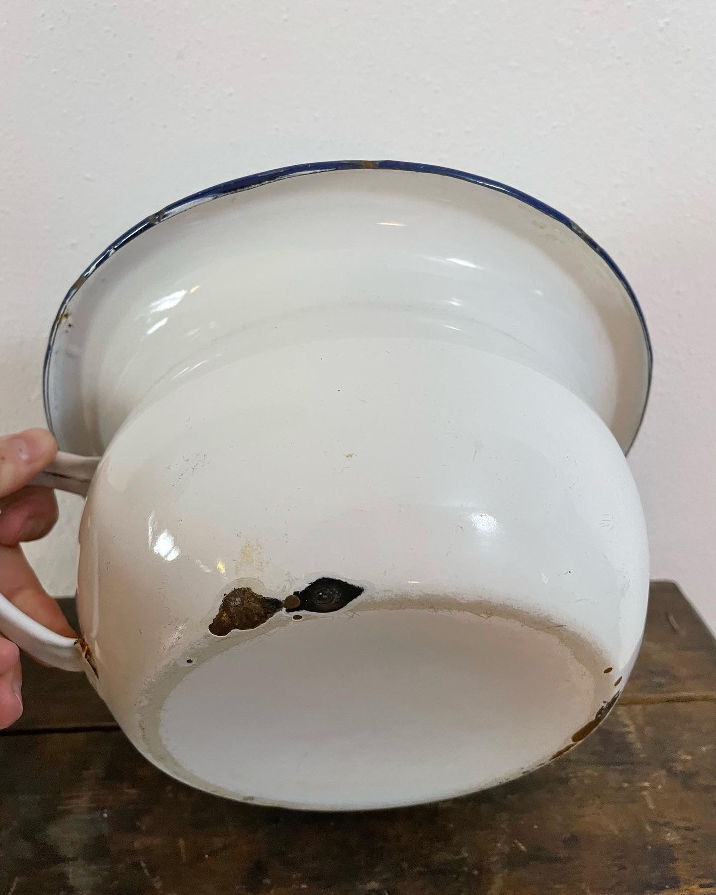 Enamelled chamber pot