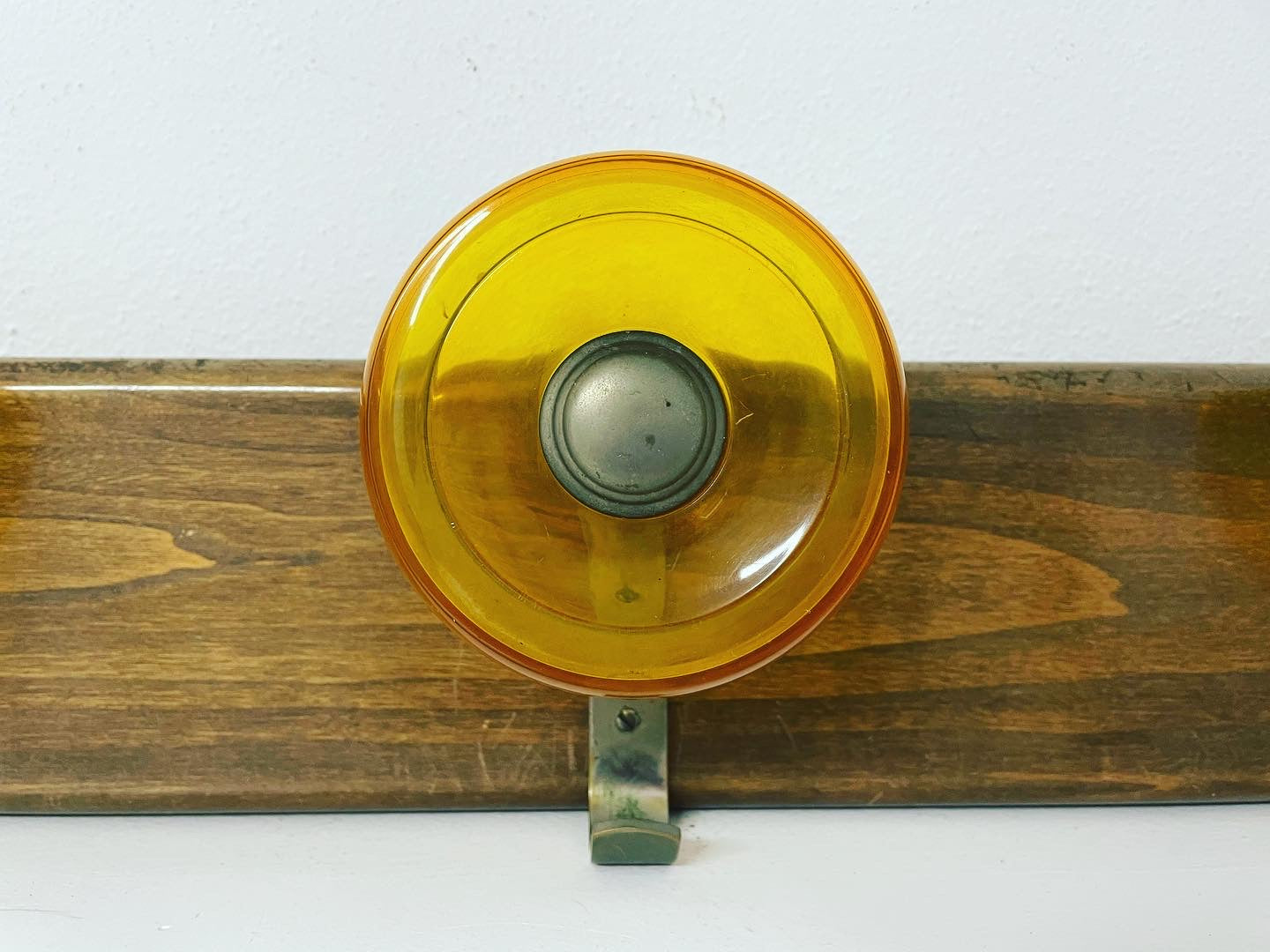 Appendiabiti space age giallo