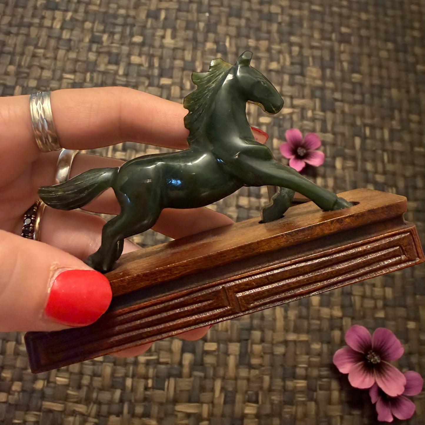 Coppia sculture cavalli in giada su base lignea, mid century arte orientale