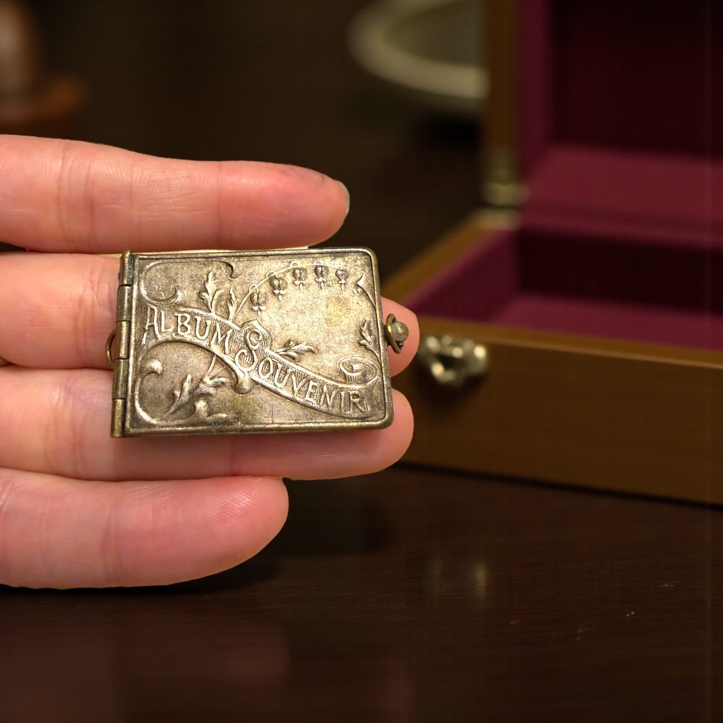 Gioiello pendente, rarità d’epoca, anni 10 20 libro in miniatura con fotografie Algeri