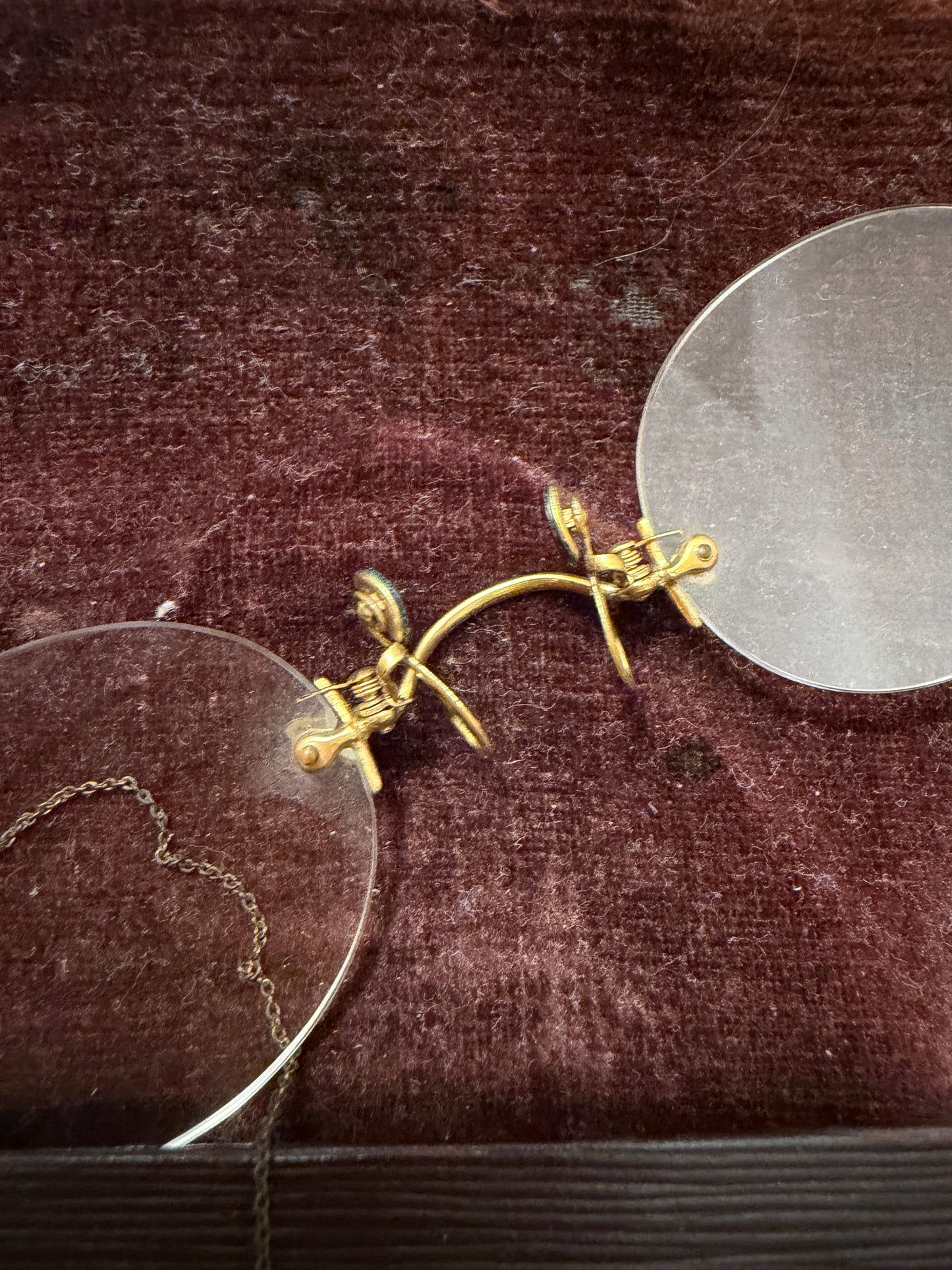 Antichi occhiali pince nez laminati in oro con custodia, 1890-1900 ca