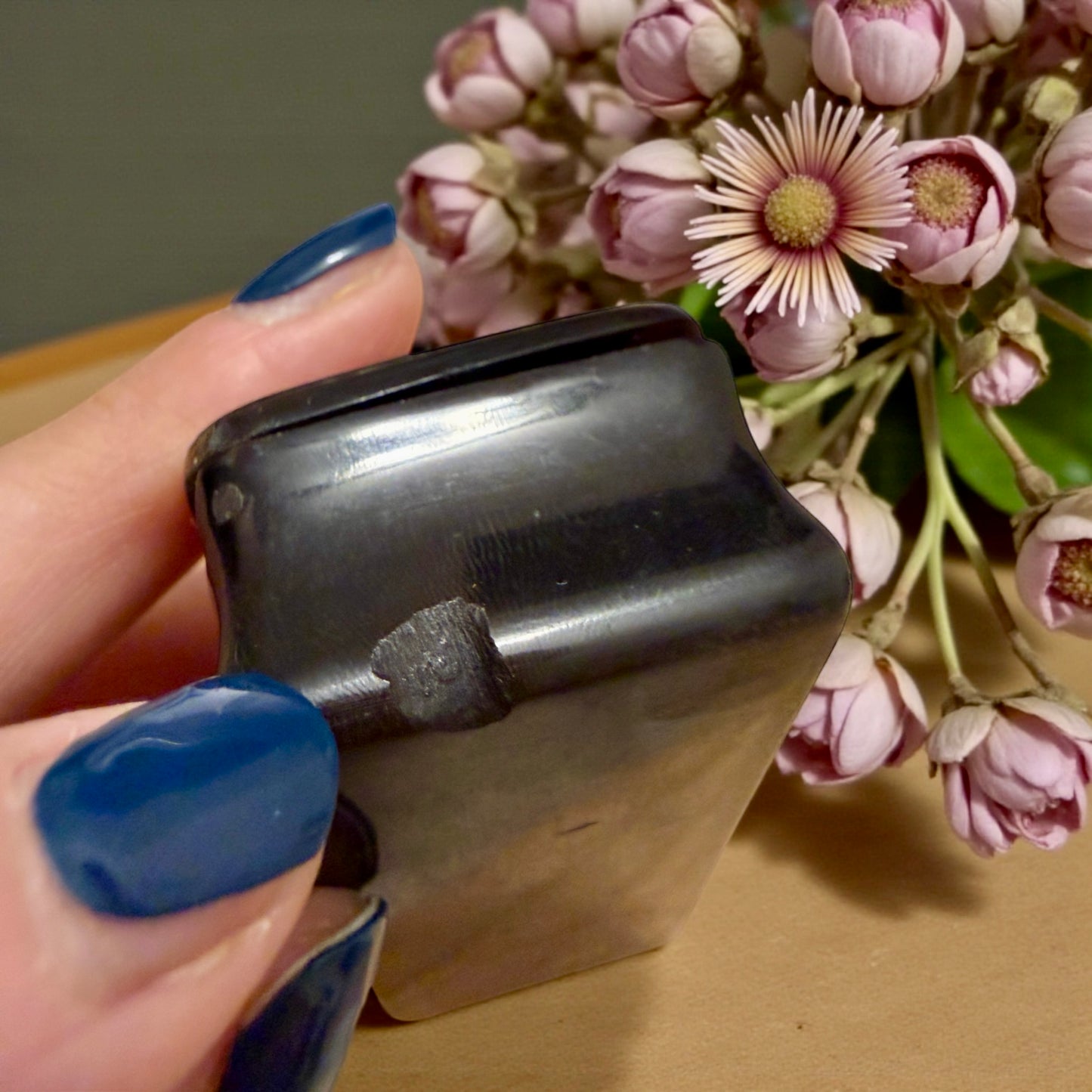 Tabacchiera antica da tasca in corno e finta tartaruga con intarsi in madreperla