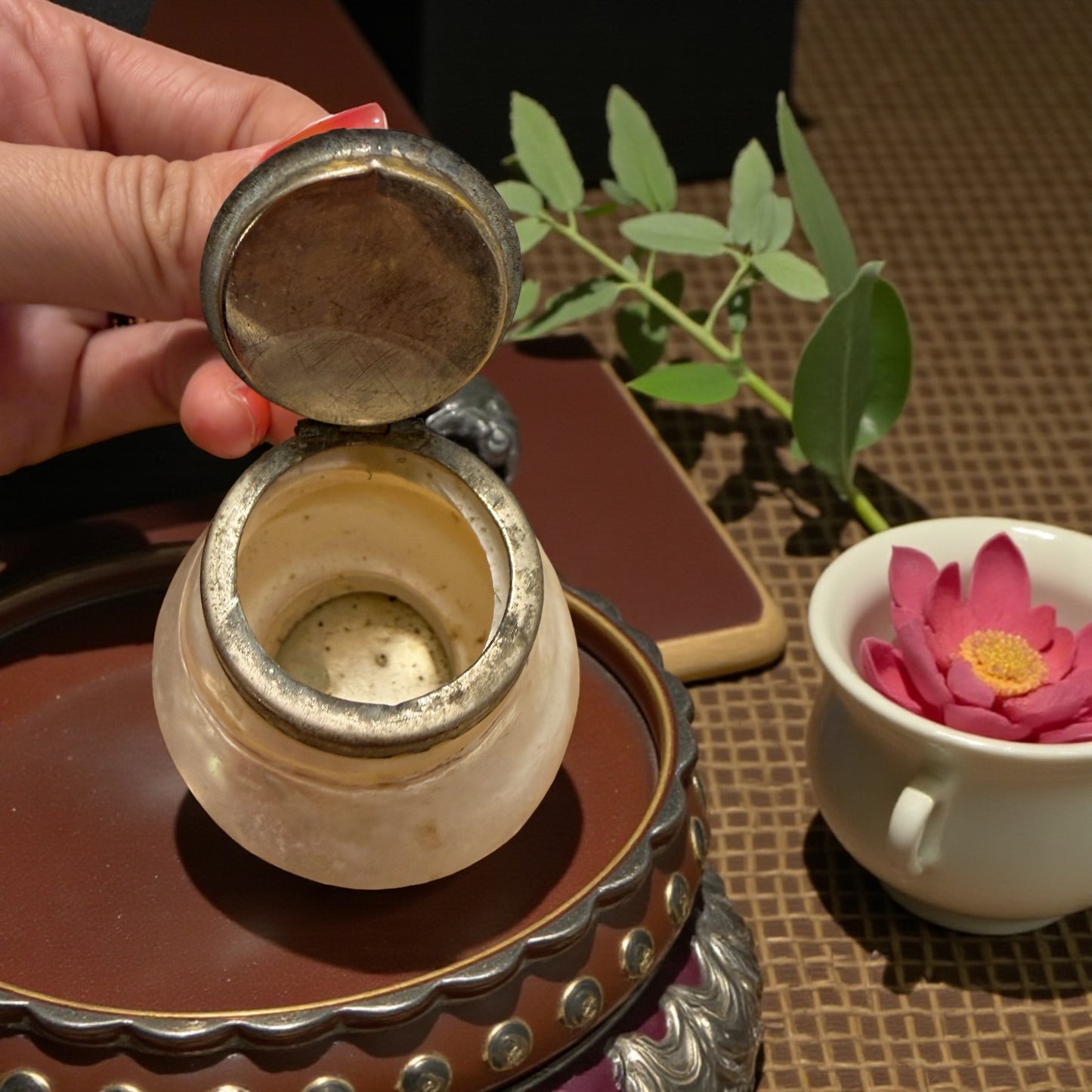 Snuff Bottle in conchiglia madreperla lavorata, India-Nepal metà ‘900