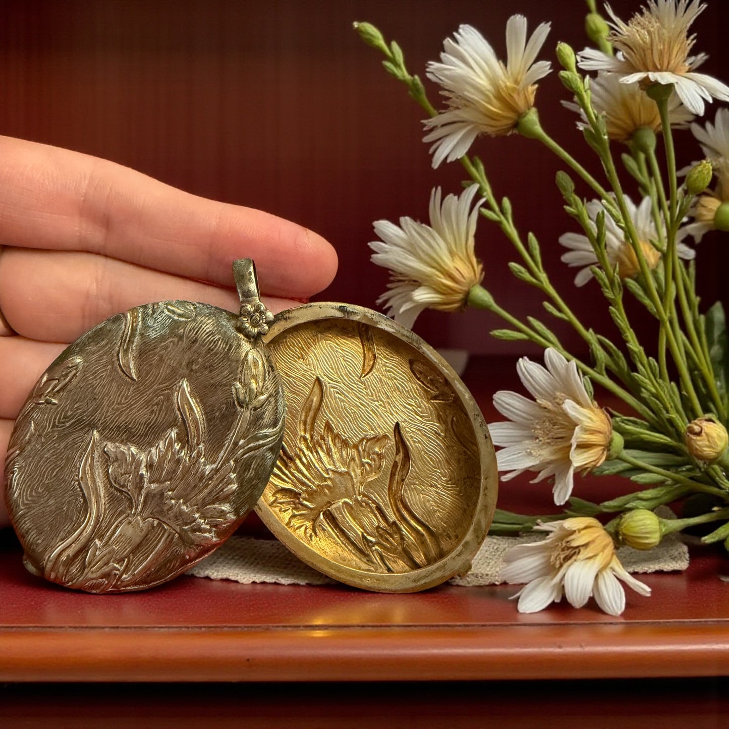 Pendente con specchio e vano in argento, da Chatelaine, art Nouveau con crisantemi