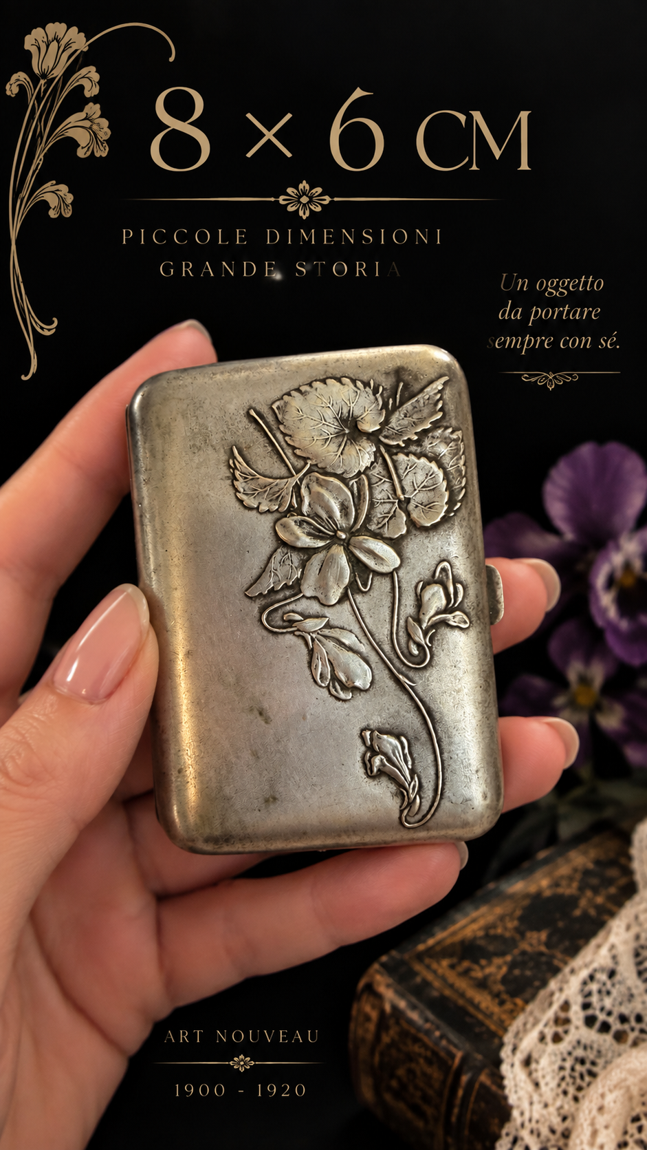 Antico porta sigarette argentato Art Nouveau con Viole del Pensiero, interno dorato ed elastici originali d’epoca