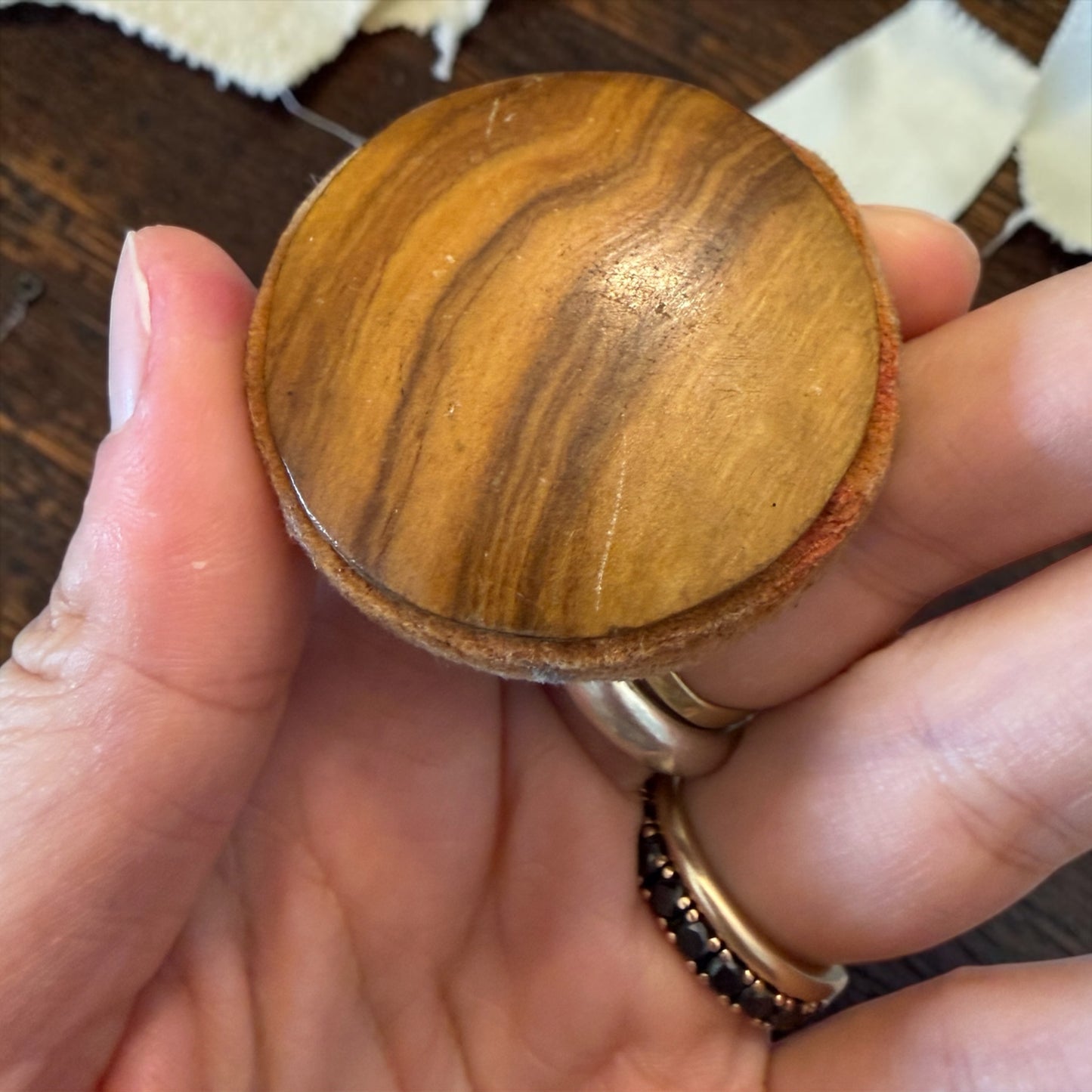 Antico pin cushion punta spilli in legno con rondine