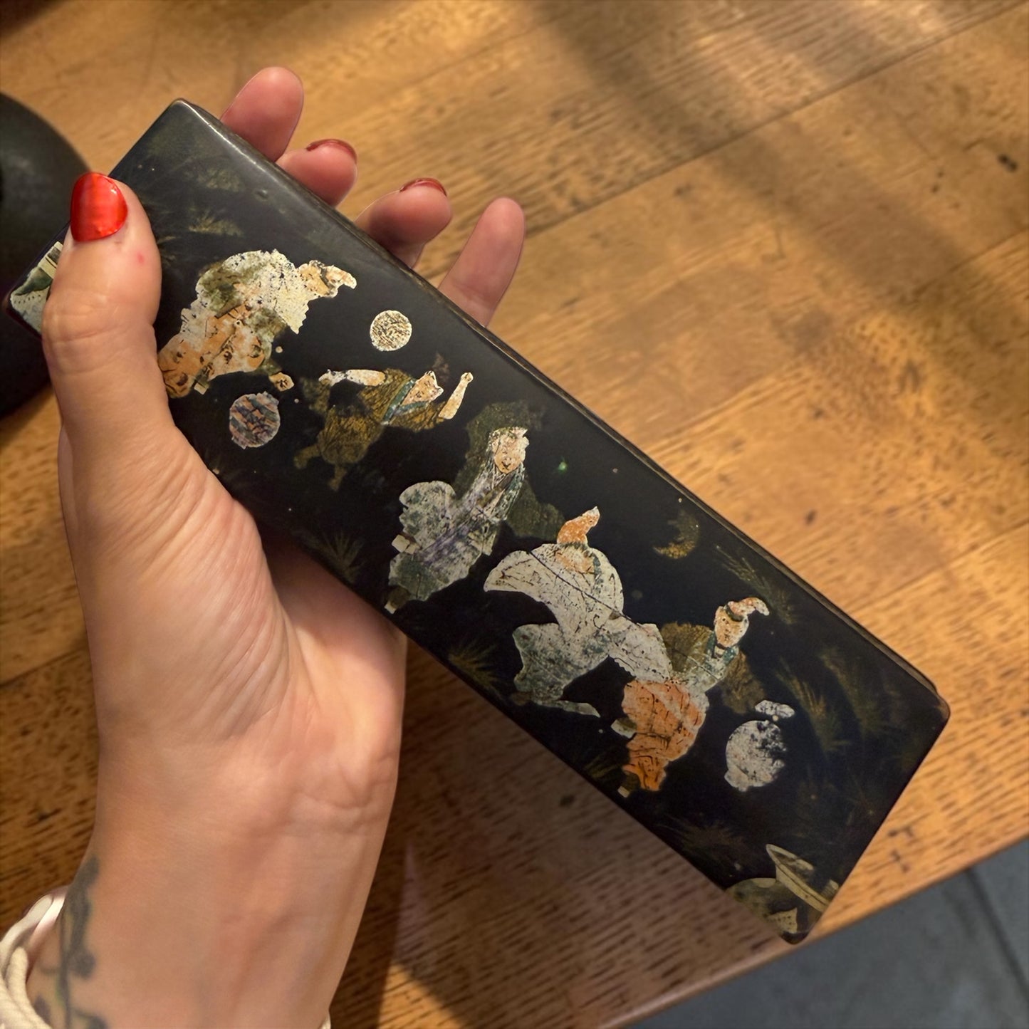 Elegante set da cucito e ricamo in antico plumier di fine 800
