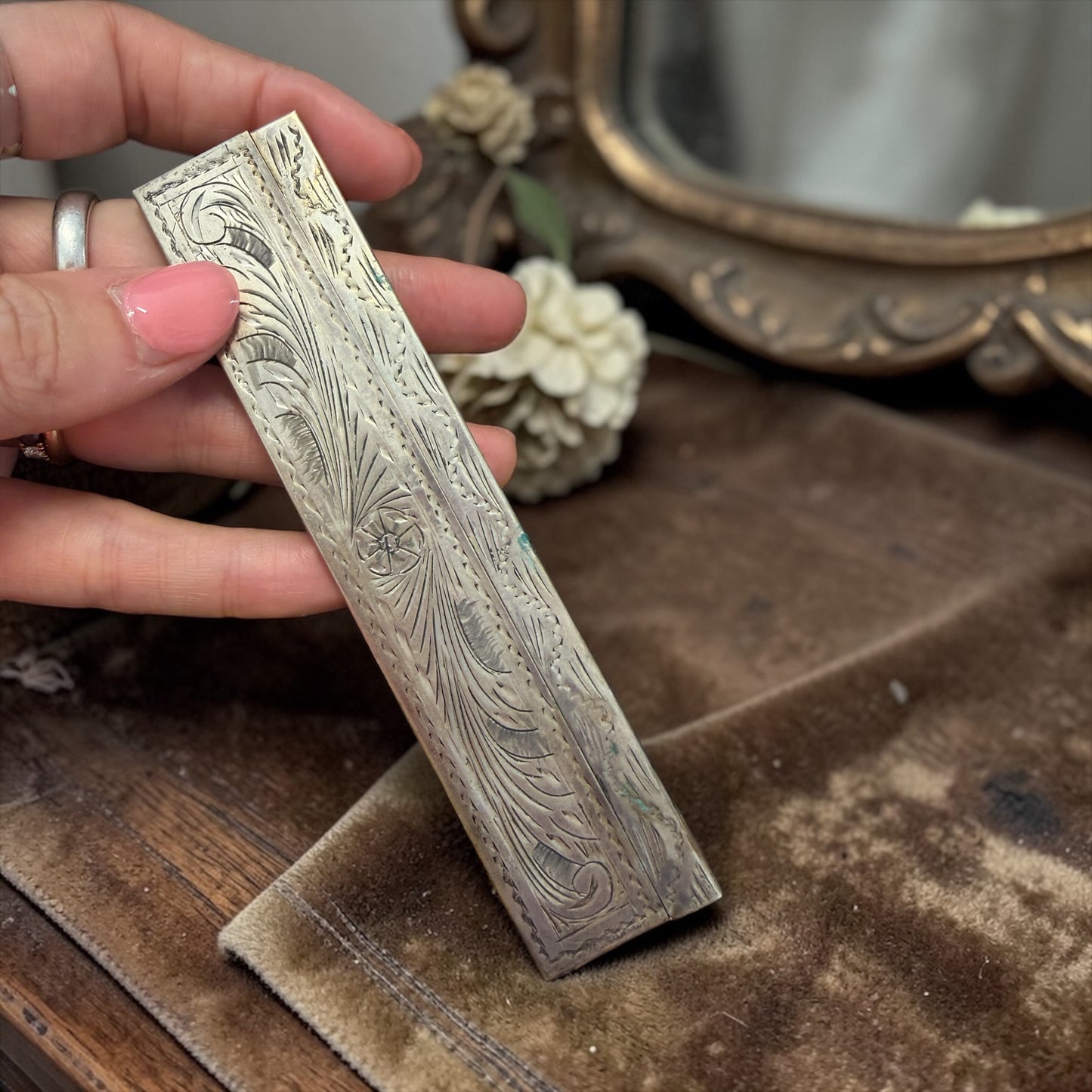 Pettine d’argento in custodia incisa a bulino, liberty anni ‘20-‘30