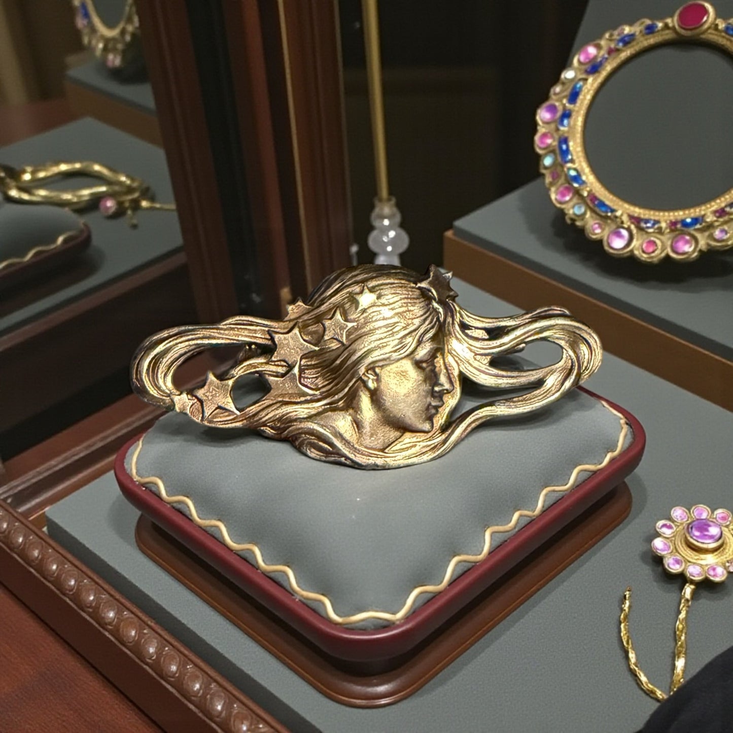 Spilla Liberty revival anni ‘60 con profilo di donna e stelle