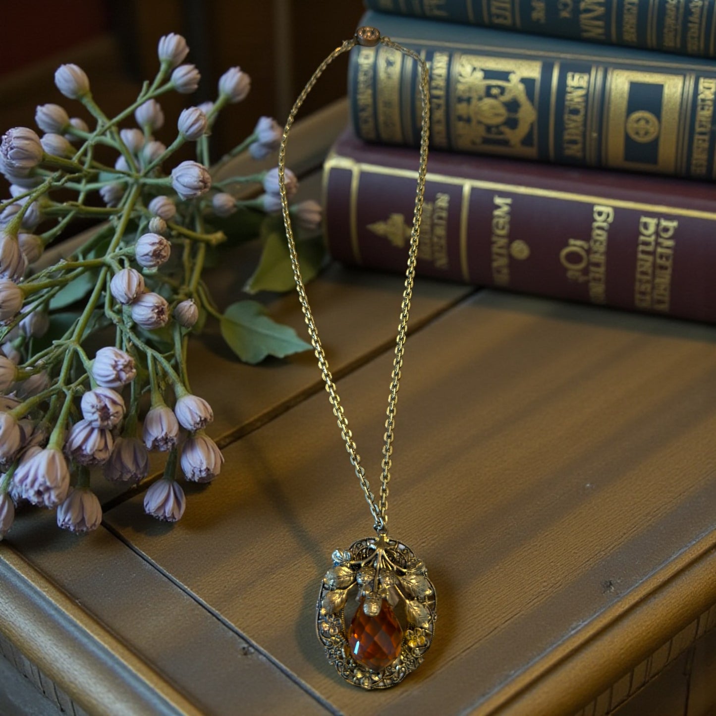 Girocollo liberty d’epoca con chiusura a levetta e splendido pendente fitomorfo con grande vetro sfaccettato color ambra