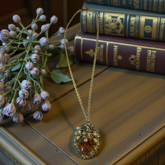 Girocollo liberty d’epoca con chiusura a levetta e splendido pendente fitomorfo con grande vetro sfaccettato color ambra