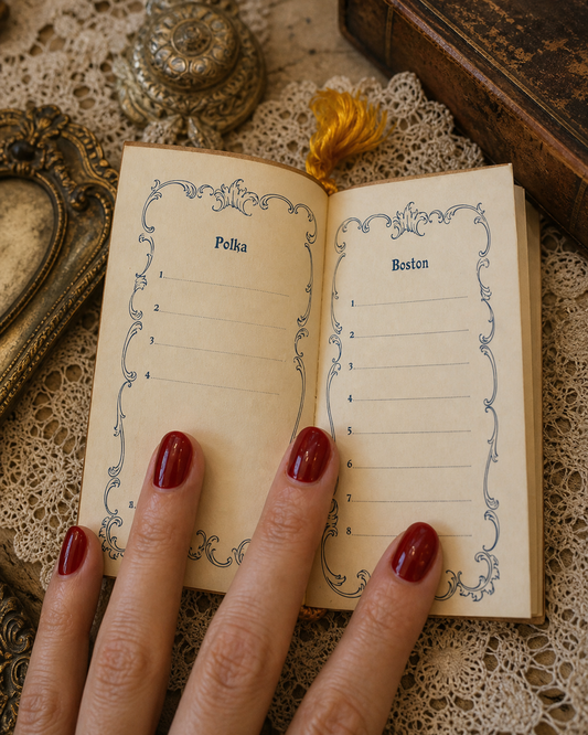 Antico carnet de bal completo di matita con terminalino in osso, primo ‘900