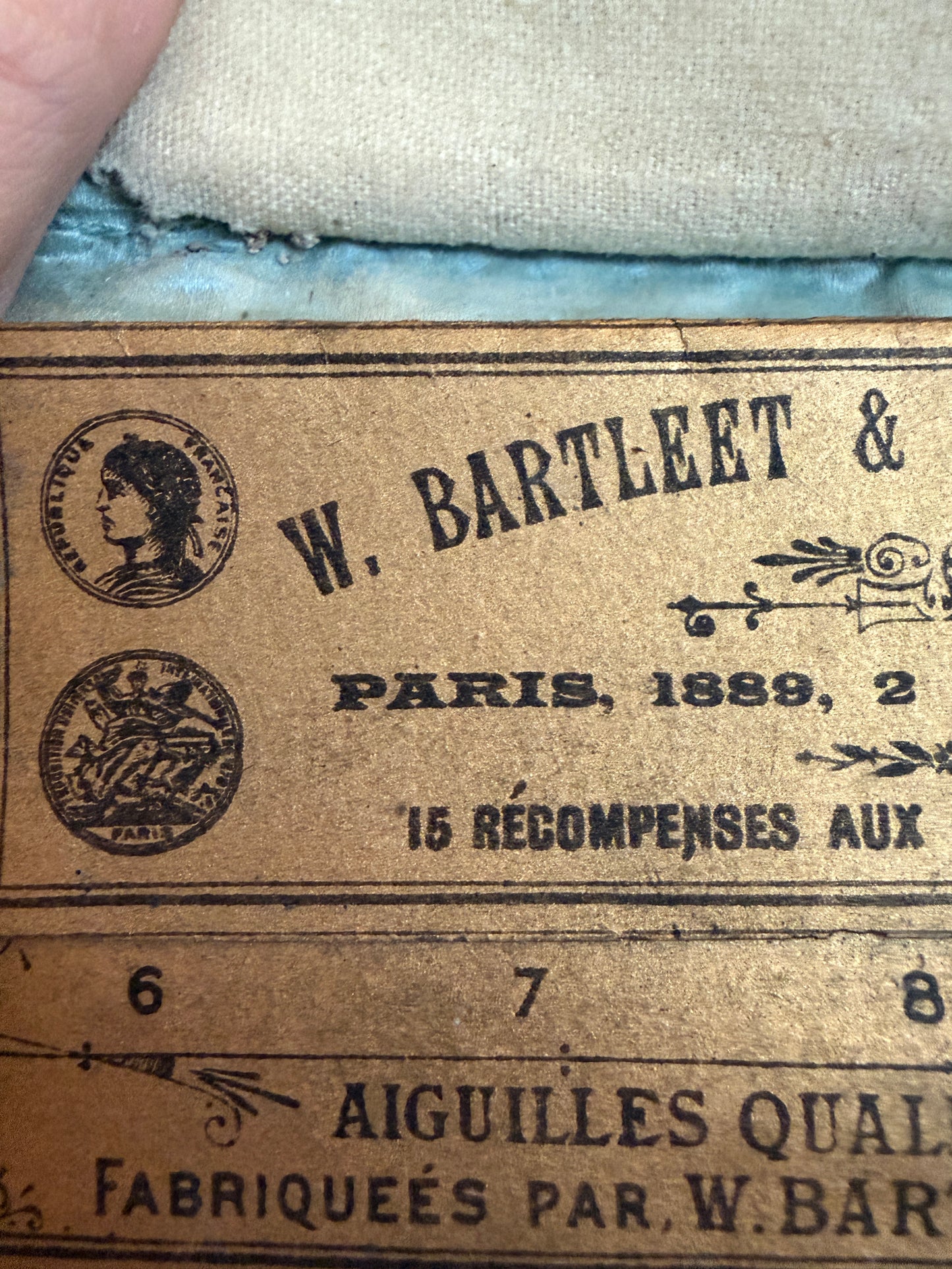 Porta aghi needle case in seta dipinta a mano, fine ‘800, astuccio con cartonato originale interno