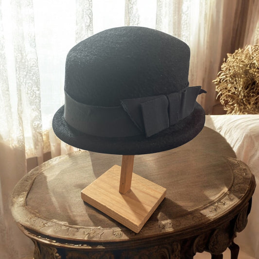 Cappello anni ‘40 da donna con relativo porta cappello da modisteria