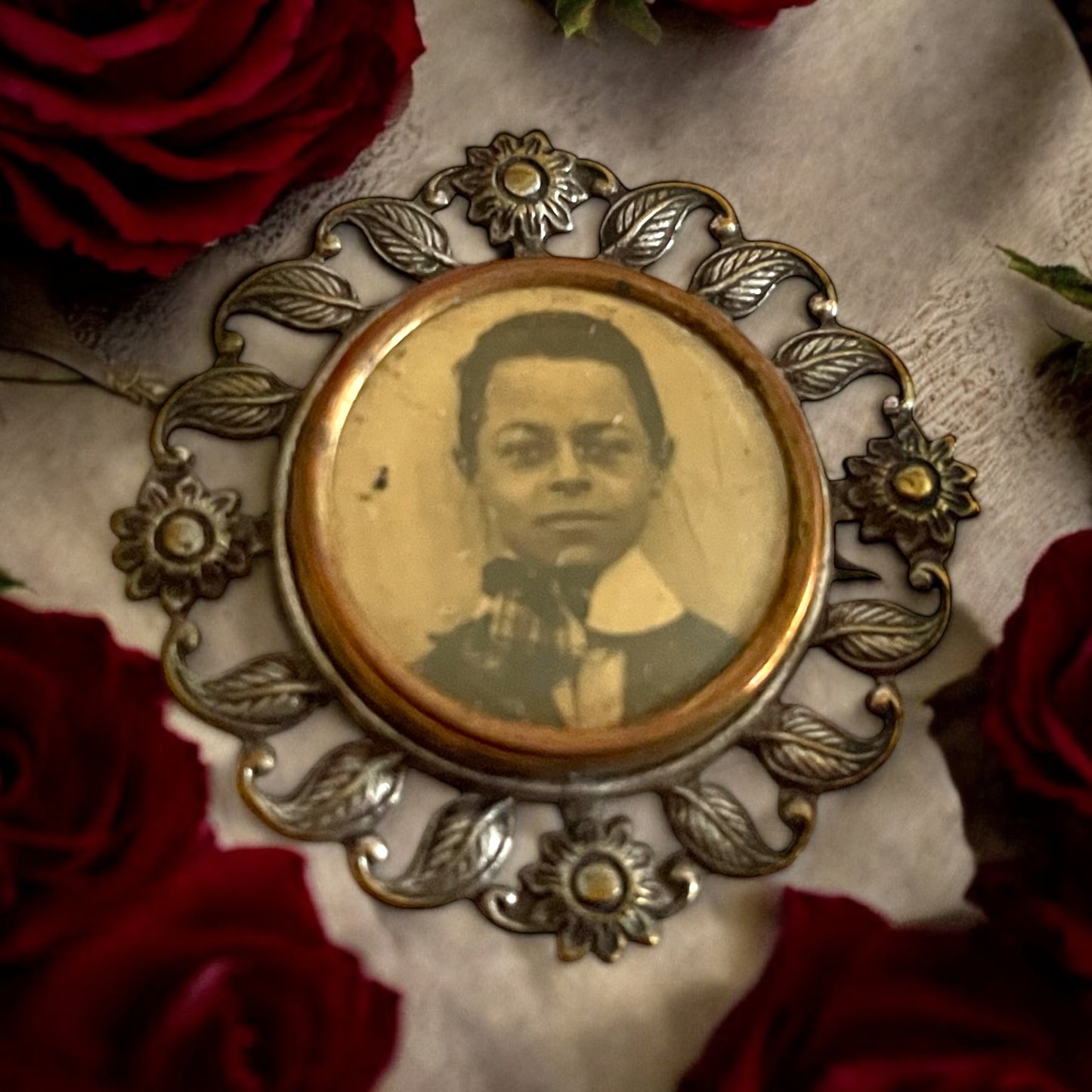 N. 8 antiche spille 1860-1920 ad memoriam con foto e scrigno