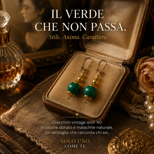 Orecchini in malachite e ottone bagno oro con monachina, anni 40-50