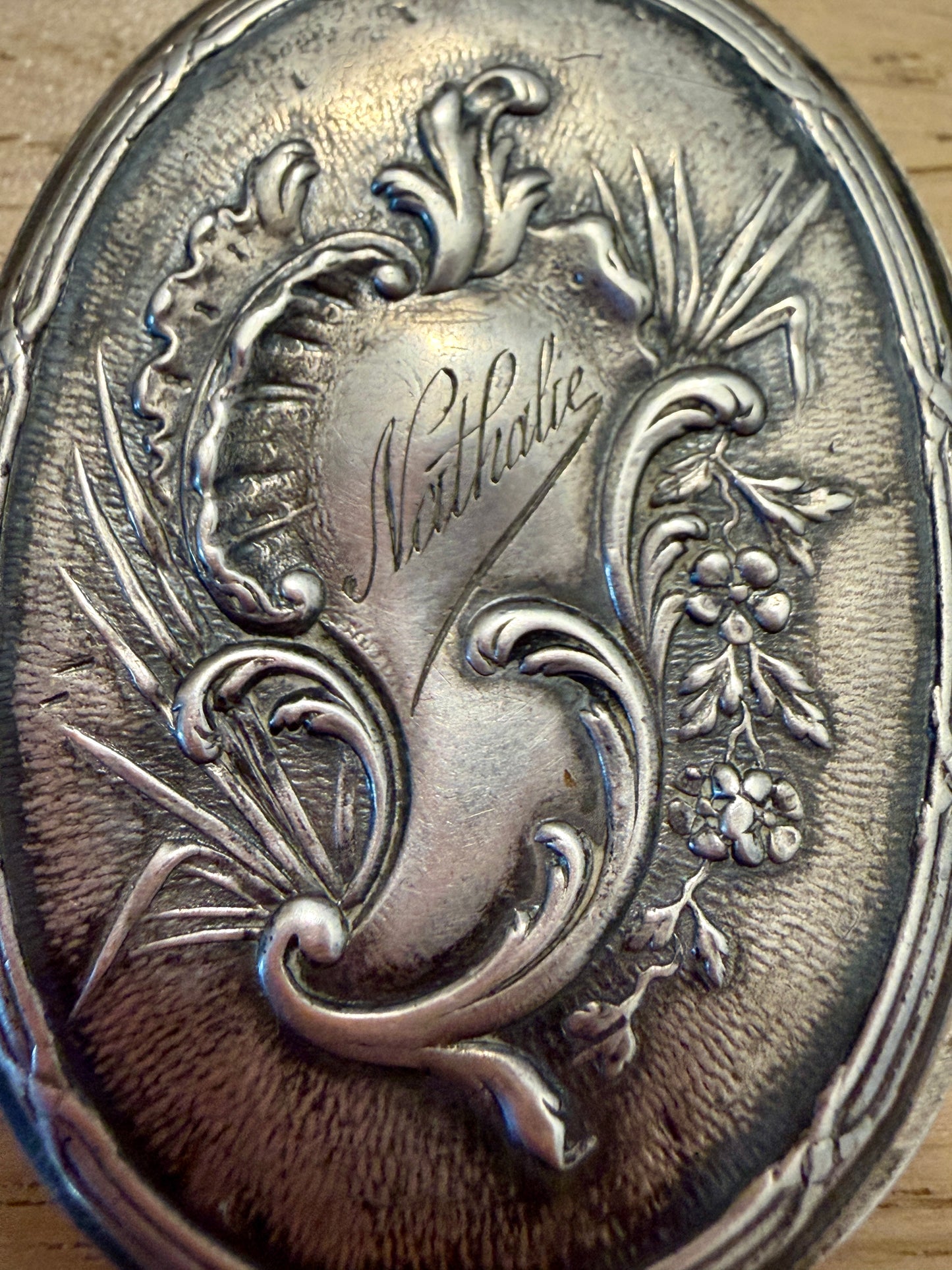 Medaglione in argento massiccio Art Nouveau fine ‘800 con specchio a scorrimento finemente inciso