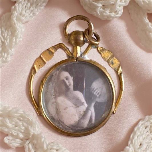 Pendente Liberty, doppio vetro bombato, con foto di dama con la palla anni ‘10