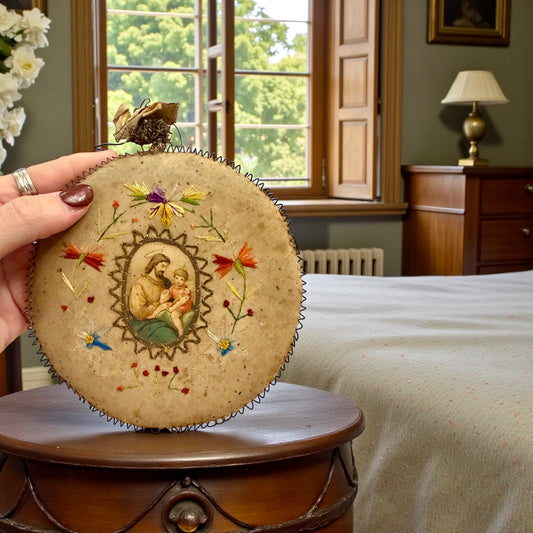 Ricordo funebre devozionale in tessuto ricamato a mano con dedica, fine ‘800