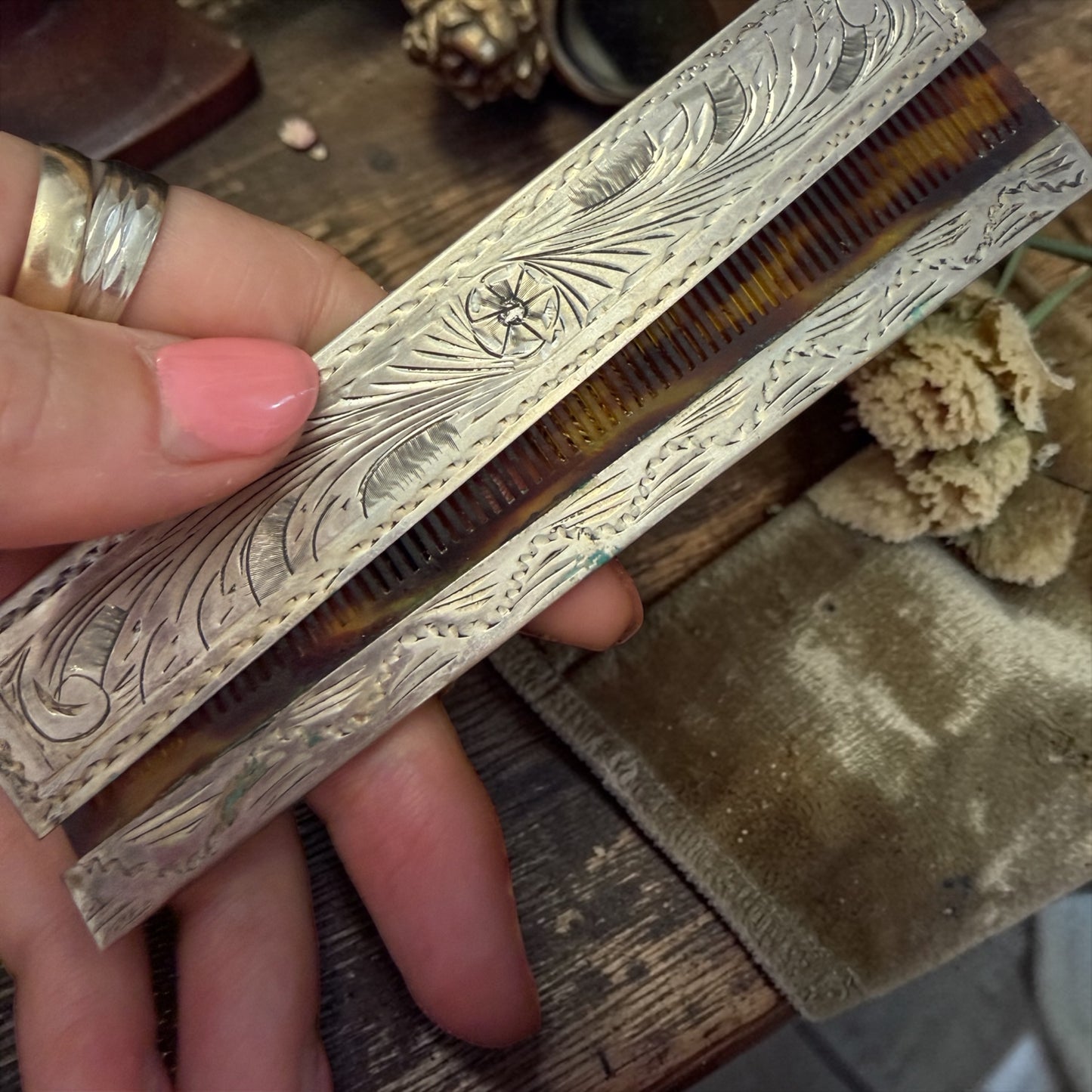 Pettine d’argento in custodia incisa a bulino, liberty anni ‘20-‘30