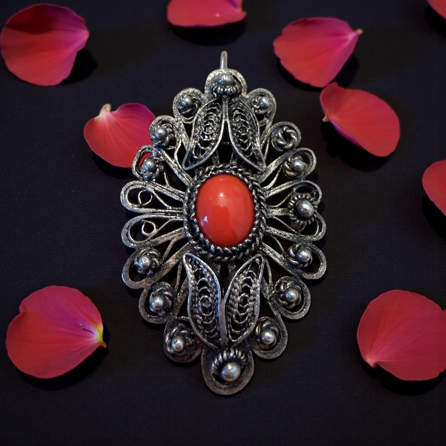 Antico ciondolo pendente in filigrana d’argento con cabochon di corallo ricostituito, prima metà ‘900