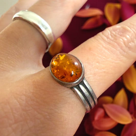 Anello in argento ed ambra baltica, ca anni 70-80