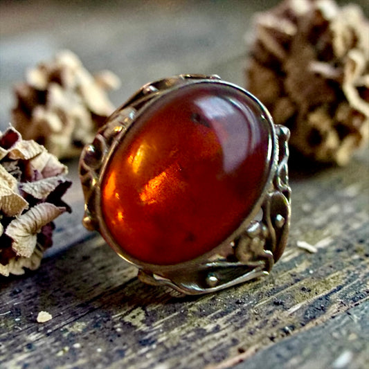 Anello in ambra ed argento 925 con incisioni, ca anni ‘70 Liberty revival