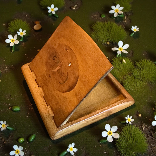 Antico ed elegante portasigarette inciso con inserti in essenze e madreperla, anni 30