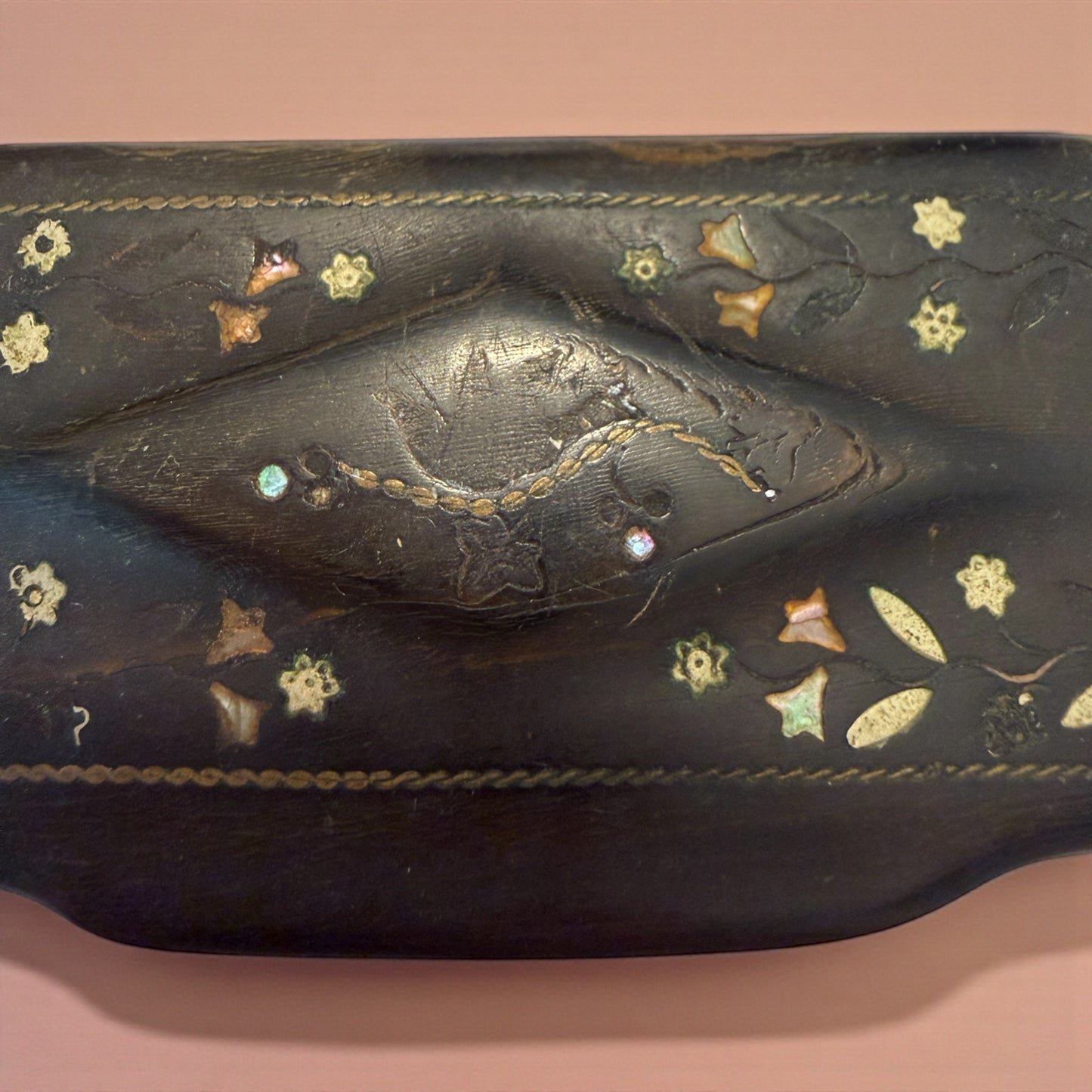 Tabacchiera in corno ottocentesca con decori argentati ed in madreperla